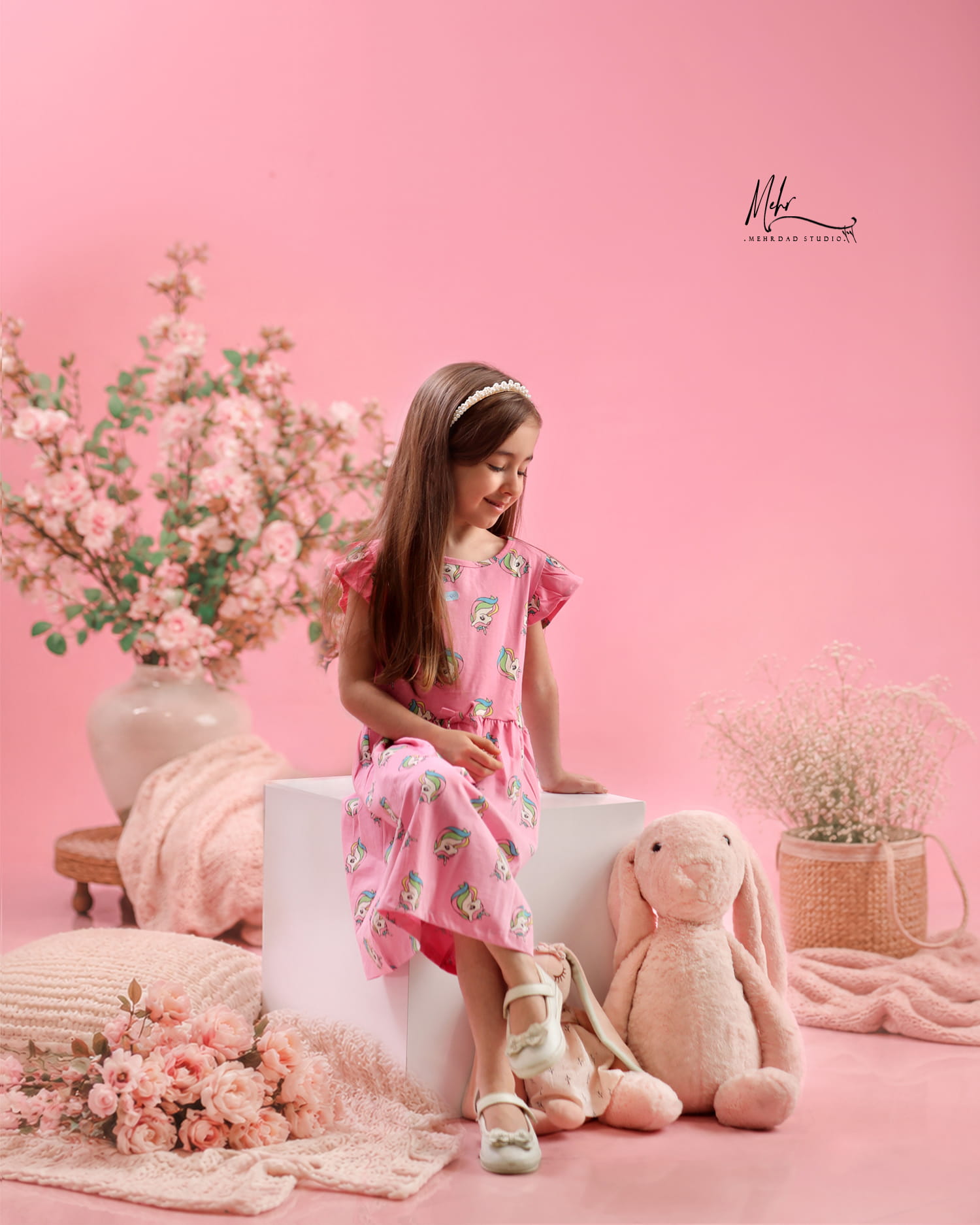 عکس کودک
ژست عکس دخترانه در آتلیه